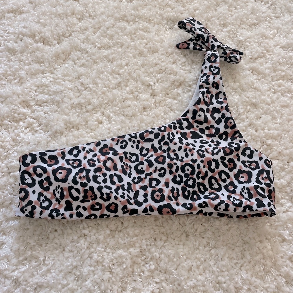 cute one shoulder bikini top!!